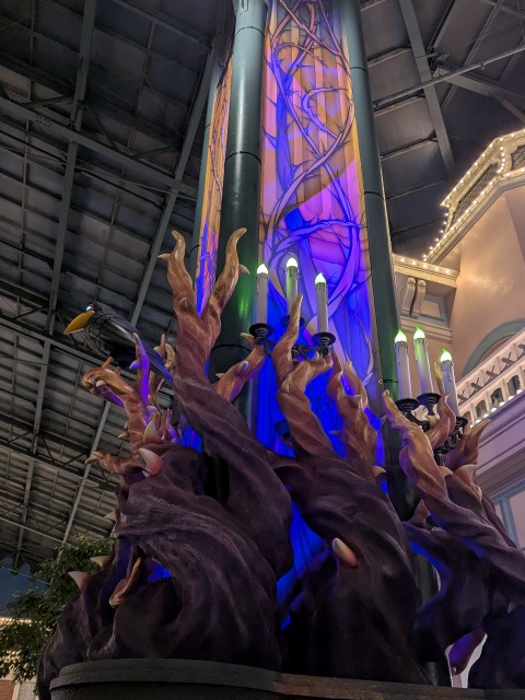 柱に巻き付くツタとカラスのレイバン（ディズニー・ハロウィーン 2025）