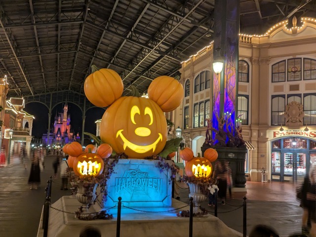 ワールドバザール中央のモニュメント ミッキー面（ディズニー・ハロウィーン 2025）