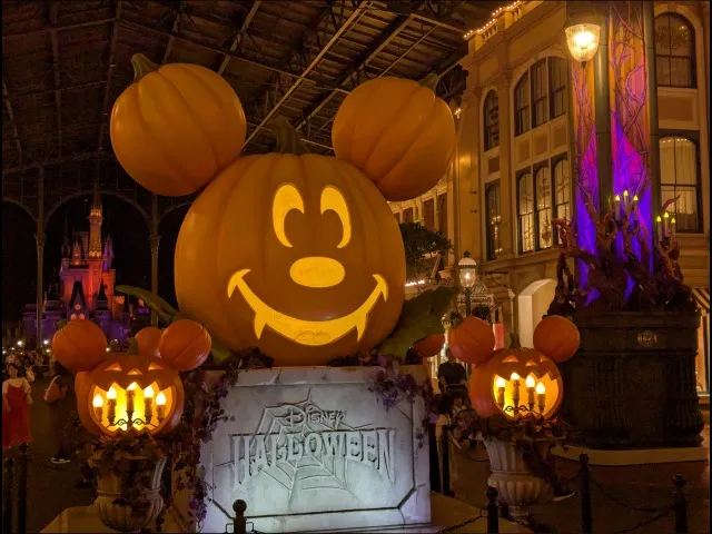 ワールドバザール中央のモニュメント ミッキー面アップ(ディズニー・ハロウィーン 2025)