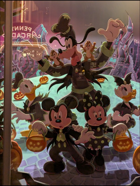 ショッピングウィンドウのミッキー達（ディズニー・ハロウィーン 2025）