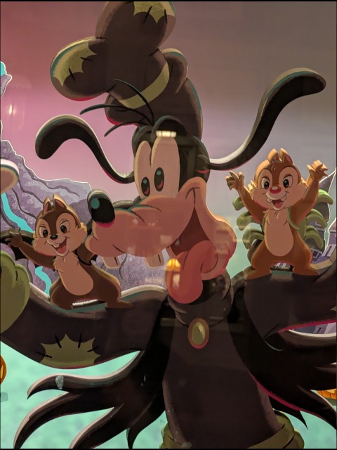 ショッピングウィンドウのグーフィー、チップ、デール（ディズニー・ハロウィーン 2025）