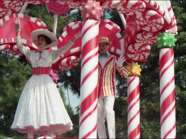 メリーポピンズとバート（ミッキーのクリスマス・オン・パレード）