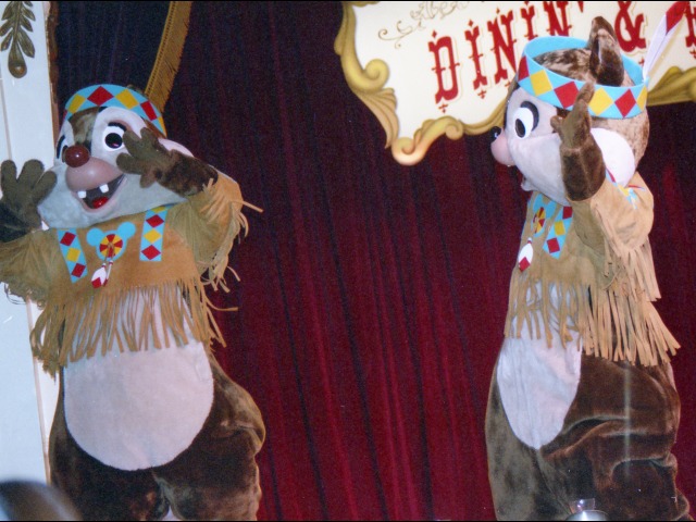 デールとチップ（スルーフットスーのダイニング＆ファン）