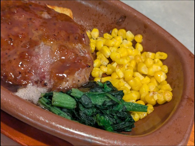 オニオンソースハンバーグ 付け合わせアップ(サイゼリヤ)