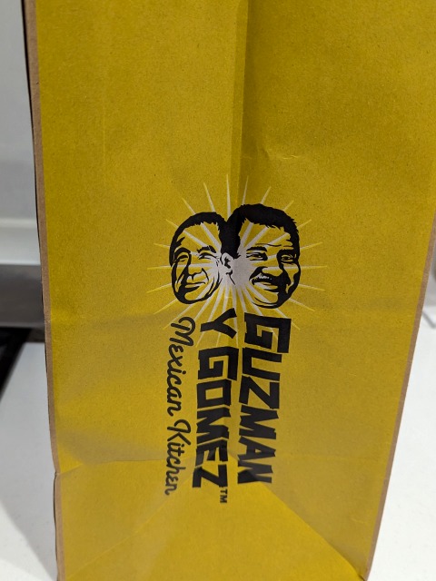 紙袋 側面(GUZMAN Y GOMEZ)