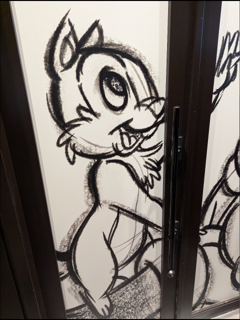 待機列壁のイラスト チップ（ディズニーストア ディズニーフラッグシップ東京）