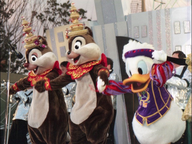 デール、チップ、ドナルド（ディズニー・リズム・オブ・ワールド2005）