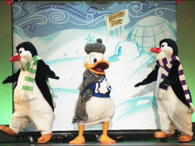 ペンギン・ウェイターとドナルド（ワンマンズ・ドリームⅡ－ザ・マジック・リブズ・オン）