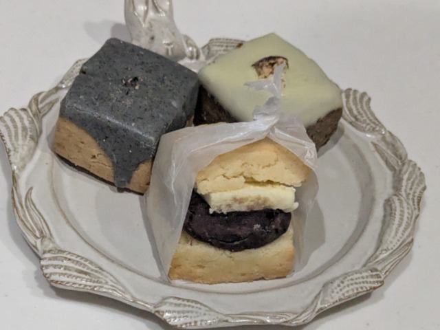 有機あんバターサンド、黒ごまきなこラテ、ほうじ茶マロンラテ（スコーン専門店iro）