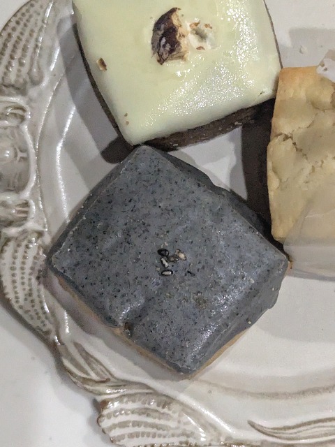 黒ごまきなこラテ 上面（スコーン専門店iro）