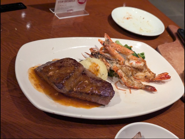 リブアイステーキ250g（温野菜・マッシュポット付）、グリルシュリンプ2尾（OUTBACK STEAKHOUSE）