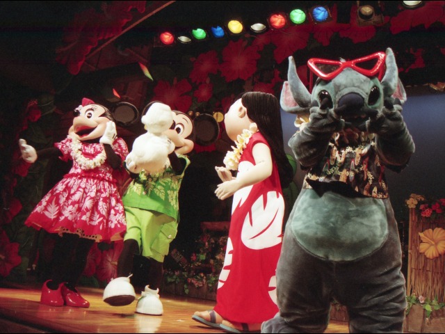 ミニー、ミッキー、リロ、スティッチ（リロのルアウ＆ファン）