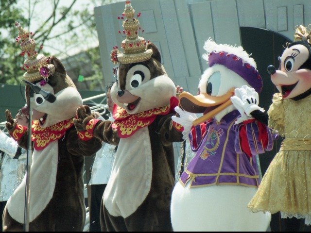 デール、チップ、ドナルド、ミニー（ディズニー・リズム・オブ・ワールド2005）