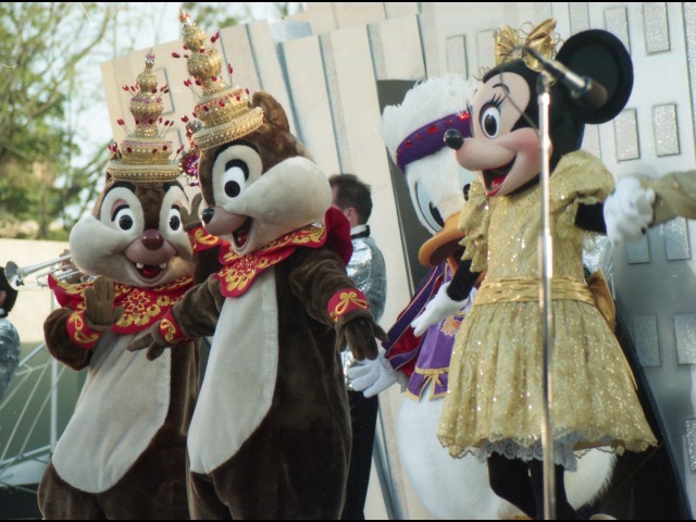 デール、チップ、ドナルド、ミニー（ディズニー・リズム・オブ・ワールド2005）