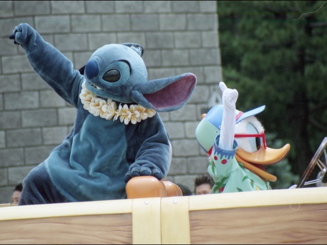 スティッチとドナルド（ディズニー・ロック・アラウンド・ザ・マウス）