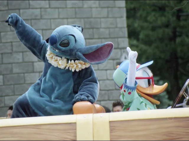 スティッチとドナルド（ディズニー・ロック・アラウンド・ザ・マウス）
