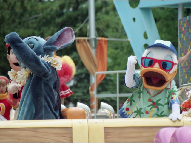 スティッチとドナルド（ディズニー・ロック・アラウンド・ザ・マウス）