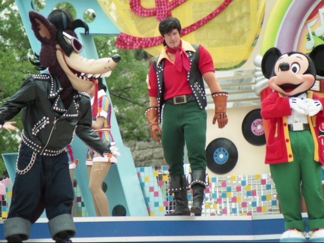 ビッグ・バッド・ウルフ、ガストン、ミッキー（ディズニー・ロック・アラウンド・ザ・マウス）