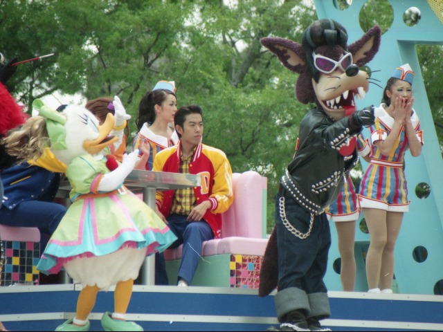 デイジーとビッグ・バッド・ウルフ（ディズニー・ロック・アラウンド・ザ・マウス）