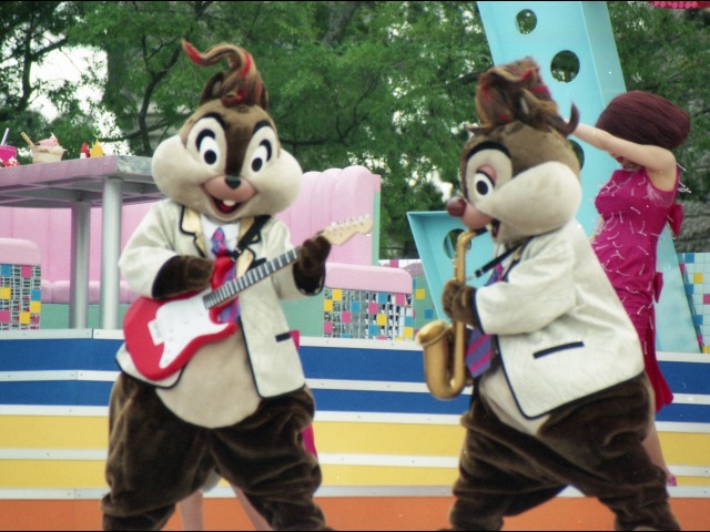 チップとデール（ディズニー・ロック・アラウンド・ザ・マウス）