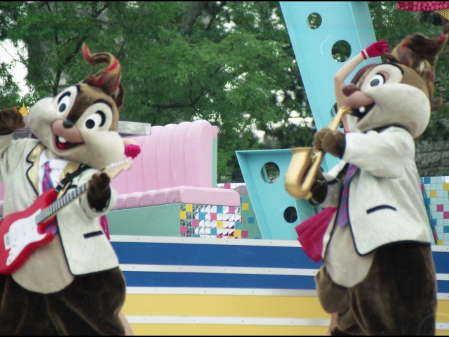 チップとデール（ディズニー・ロック・アラウンド・ザ・マウス）