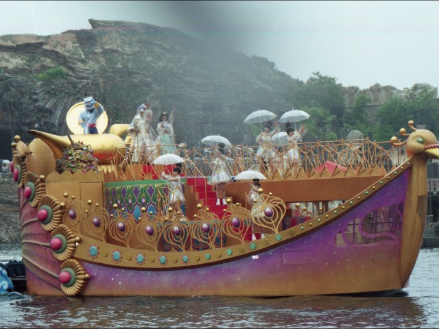 ジーニー、アラジン、ジャスミン船（アラジンのホールニューワールド）