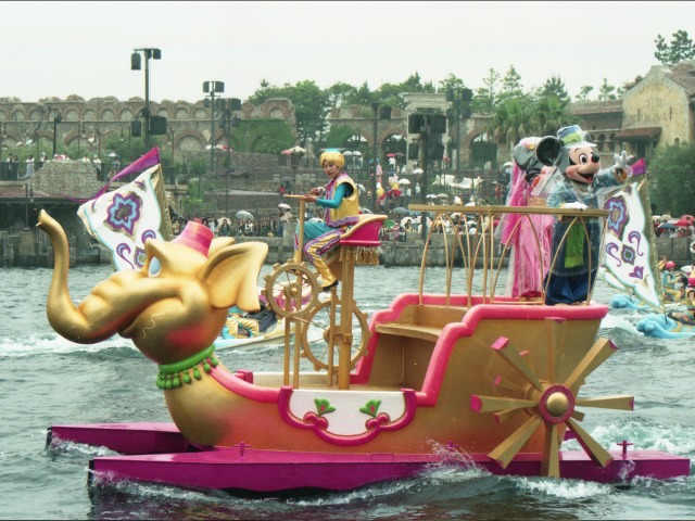 ミニーとミッキー船（アラジンのホールニューワールド）