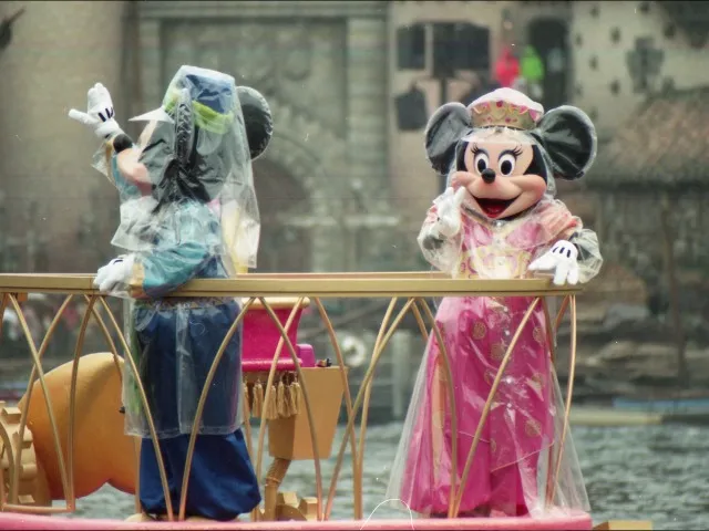 ミッキーとミニー（アラジンのホールニューワールド）