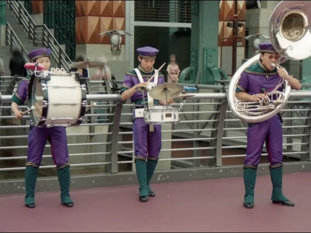 大太鼓、小太鼓、チューバ（ディスカバリー・ミュージック・トゥループ）