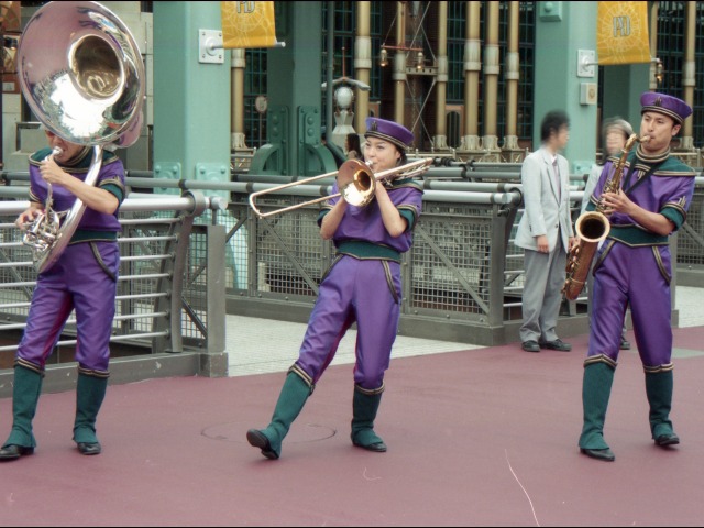 チューバ、トロンボーン、サックス（ディスカバリー・ミュージック・トゥループ）