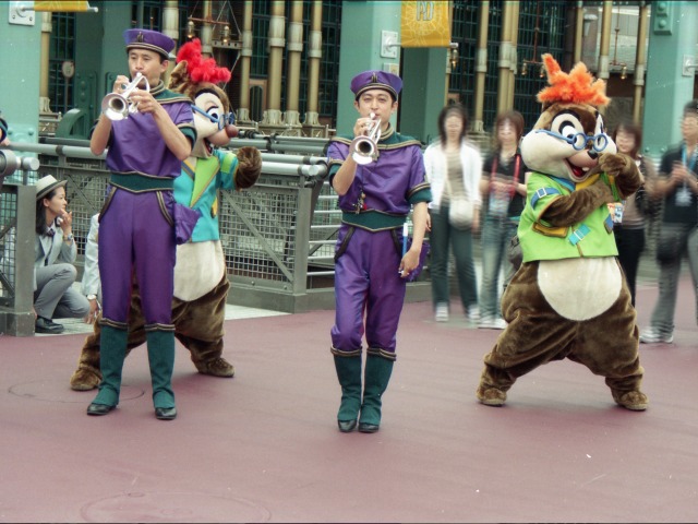 デール、トランペット、チップ（ディスカバリー・ミュージック・トゥループ）