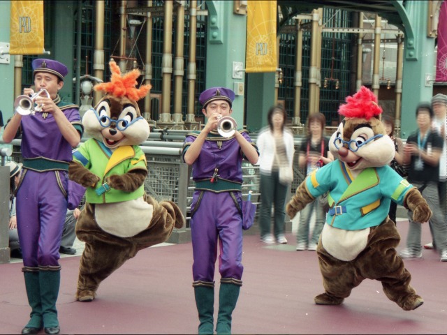 トランペット、チップ、デール（ディスカバリー・ミュージック・トゥループ）