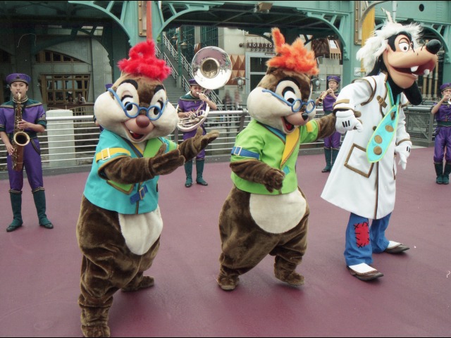 デール、チップ、グーフィー（ディスカバリー・ミュージック・トゥループ）