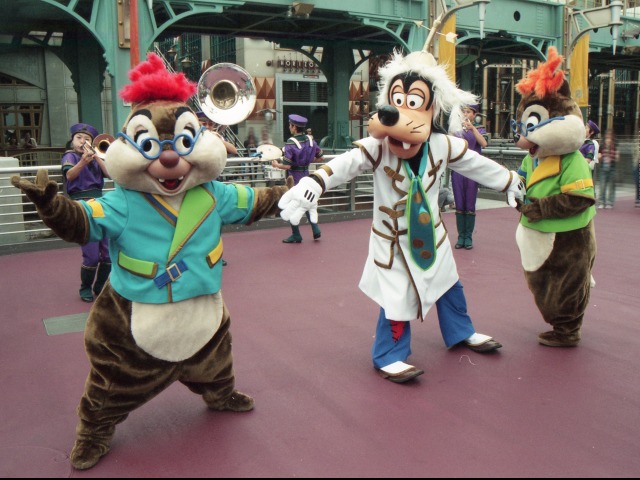 デール、グーフィー、チップ（ディスカバリー・ミュージック・トゥループ）