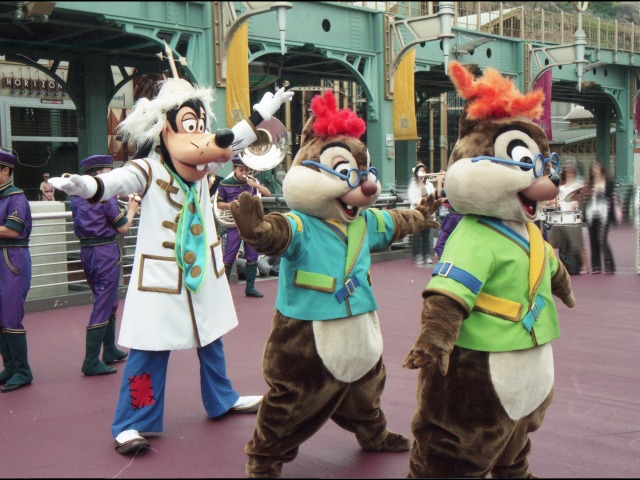 グーフィー、デール、チップ（ディスカバリー・ミュージック・トゥループ）