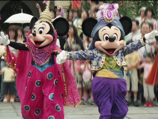 ミニーとミッキー（アラジンのホールニューワールド）