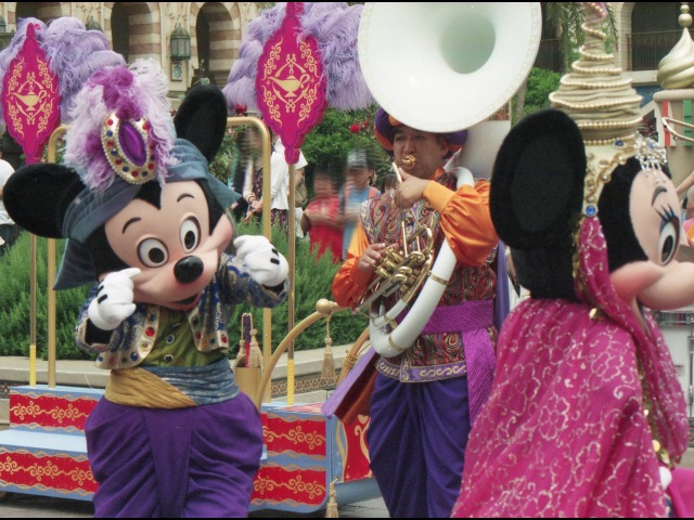 ミッキーとミニー（アラジンのホールニューワールド）