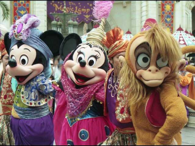 ミッキー、ミニー、アブー（アラジンのホールニューワールド）