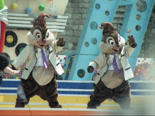 デールとチップ（ディズニー・ロック・アラウンド・ザ・マウス）