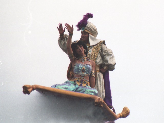 空飛ぶジャスミンとアラジン（アラジンのホールニューワールド）