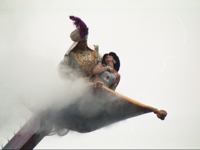 空飛ぶジャスミンとアラジン（アラジンのホールニューワールド）