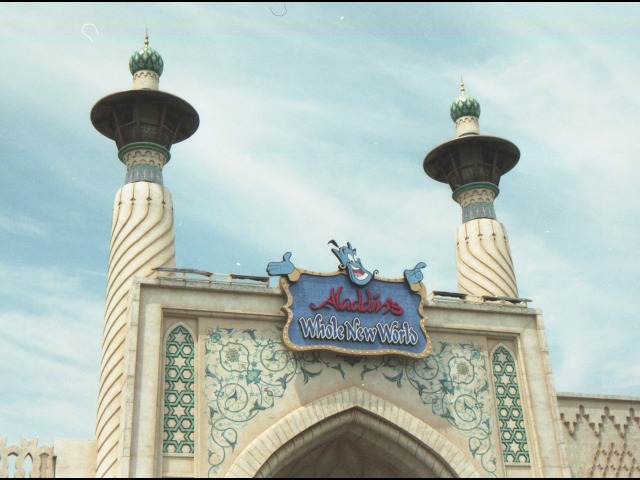 ジーニー看板（アラジンのホールニューワールド）