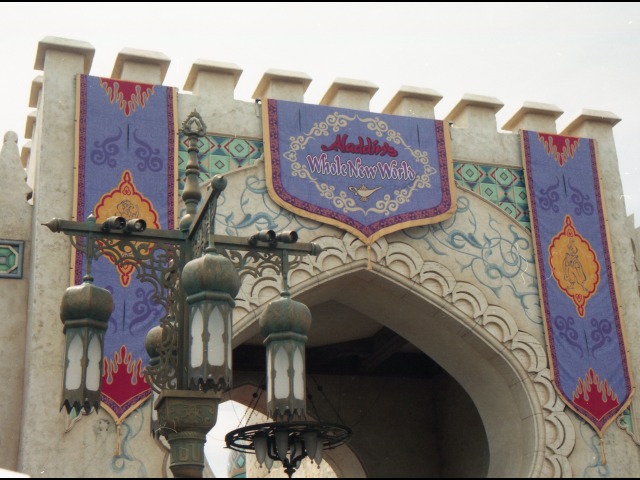 入口のタペストリー（アラジンのホールニューワールド）