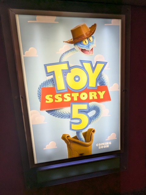 トイ・ストーリー5パロディ「TOY SSSTORY5」ポスターのゲイリー（シネマイクスピアリ）