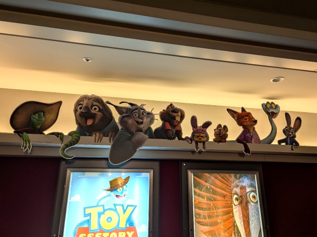 シアター入り口付近のズートピア2キャラクターはりぼて（シネマイクスピアリ）