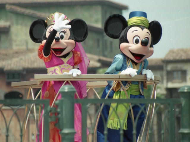 ミニーとミッキー（アラジンのホールニューワールド）