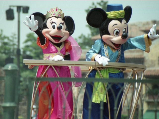 ミニーとミッキー（アラジンのホールニューワールド）