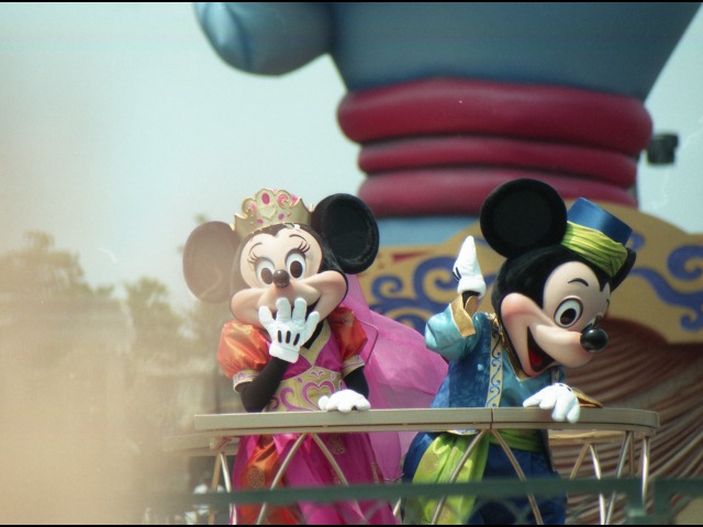 ミニーとミッキー（アラジンのホールニューワールド）