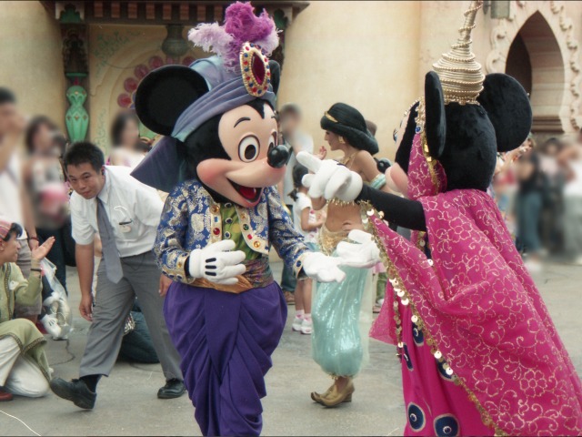ミッキーとミニー（アラジンのホールニューワールド）