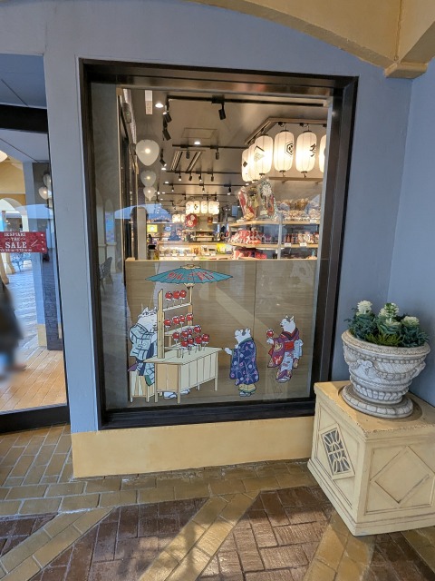 ショッピングウィンドウに猫（TOBI・BITO SOUVENIR TOKYO）